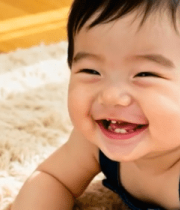 室内趴着笑的婴儿1718#横屏 