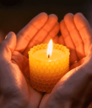 双手捧蜡烛火焰特写5527#横屏 