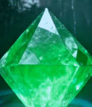 洞穴中悬浮的绿色菱形宝石6897#横屏 