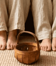 双人席地而坐脚边放小竹篮11495#横屏 