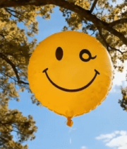 树上悬挂的笑脸气球10627#横屏 