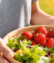 手持竹篮装新鲜蔬果11789#横屏 