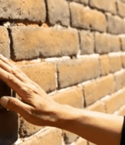 手触摸古老砖墙画面10603#横屏 