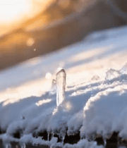 冬日屋檐积雪阳光洒落景象13399#横屏 