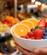 手持碗装新鲜水果在市场6065#横屏 