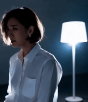 室内灯光下的女性近景画面6968#横屏 