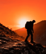 登山者山顶日落时徒步画面7748#横屏 