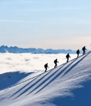 登山者攀登雪山全景(2)11945#横屏 