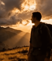 登山者在夕阳下的山间徒步5918#横屏 