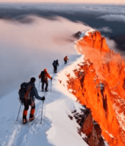 登山者攀登雪山全景2190#横屏 