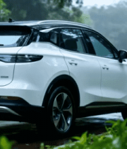 道路旁停放的白色新能源汽车6087#横屏 