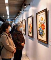 地铁站内乘客观赏花卉画作6790#横屏 