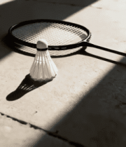 地面上的羽毛球拍与羽毛球12292#横屏 