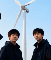 少年与风力发电机合影9393#横屏 