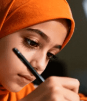 戴头巾女孩手持笔专注画面2326#横屏 