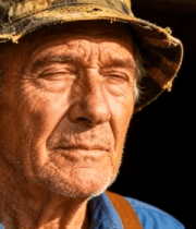 戴迷彩帽老人近景画面5957#横屏 