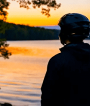 戴头盔者湖畔赏夕阳4514#横屏 