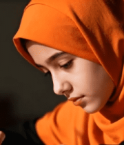 戴头巾女孩伏案书写素材(1)11546#横屏 