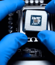 戴手套手持芯片近景画面3869#横屏 