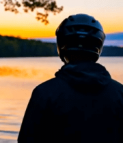 	 戴头盔者湖畔赏夕阳(1)11179#横屏 