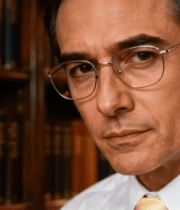 戴眼镜男士书房特写1104#横屏 