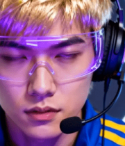 	 戴耳机和护目镜的男性玩家2419#横屏 