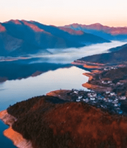 山水间红叶覆盖的山峦与湖泊11019#横屏 