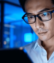 商务男士使用平板电脑办公838#横屏 