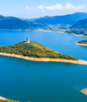 山水间水库与岛屿俯瞰景象3209#横屏 