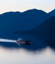 山水间船只航行全景9150#横屏 