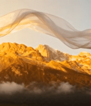 山脉前飘动的白色纱幔4746#横屏 