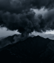 山间乌云密布的自然景象533#横屏 