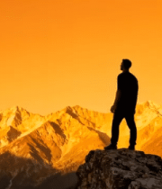 山顶人物张开双臂赏日落()7946#横屏 