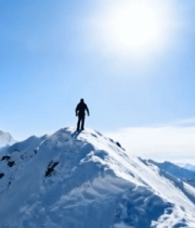 山顶人物雪山远景2772#横屏 