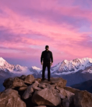 山顶人物远眺雪山全景9028#横屏 