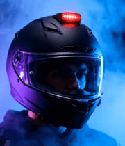 带警示灯的摩托车头盔特写14547#横屏 