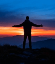 山顶人物日落时分张开双臂9196#横屏 