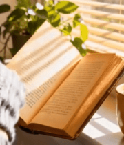 窗边戴手套阅读书籍场景11541#横屏 