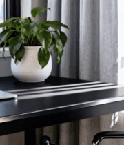 	 窗边办公桌旁的笔记本电脑802#横屏 