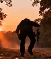 森林中持武器男子背影4598#横屏 