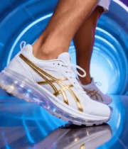 穿运动鞋行走于科技感通道11216#横屏 