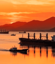 大海日落时航行的轮船1977#横屏 