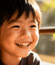 窗边微笑的小男孩(2)14643#横屏 