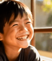 窗边微笑小男孩14334#横屏 