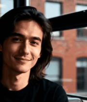 窗边微笑的长发男子7756#横屏 