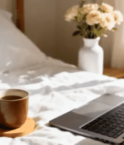 床上笔记本电脑与咖啡场景10932#横屏 