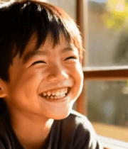 窗边微笑小男孩14334#横屏 