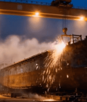 	 船厂龙门吊下的船只焊接场景4556#横屏 