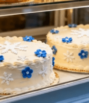 橱窗内装饰精美的蛋糕11286#横屏 