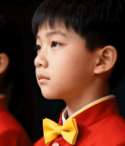 穿红制服的儿童并排站立113#横屏 